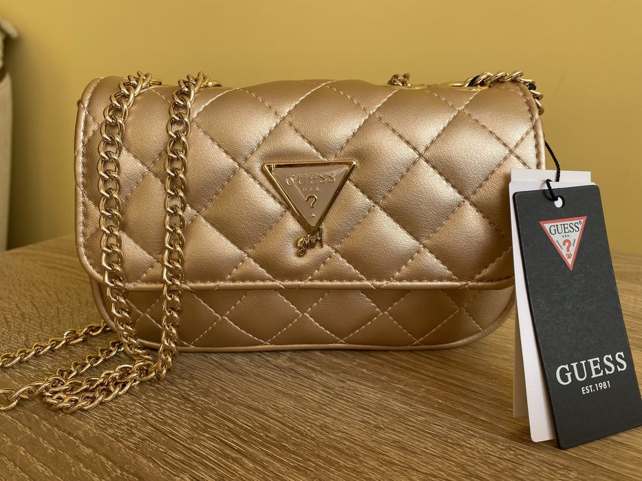 Оригинална нова чантичка Guess
