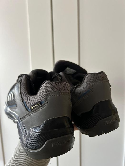 Ghete adidas pentru drumeții