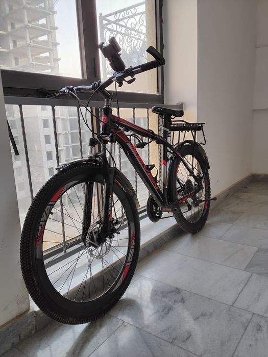Велосипед черно-красного цвета марки mdm777