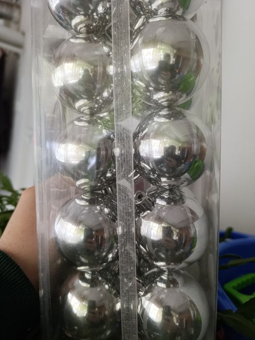 Vând globulețe argintii