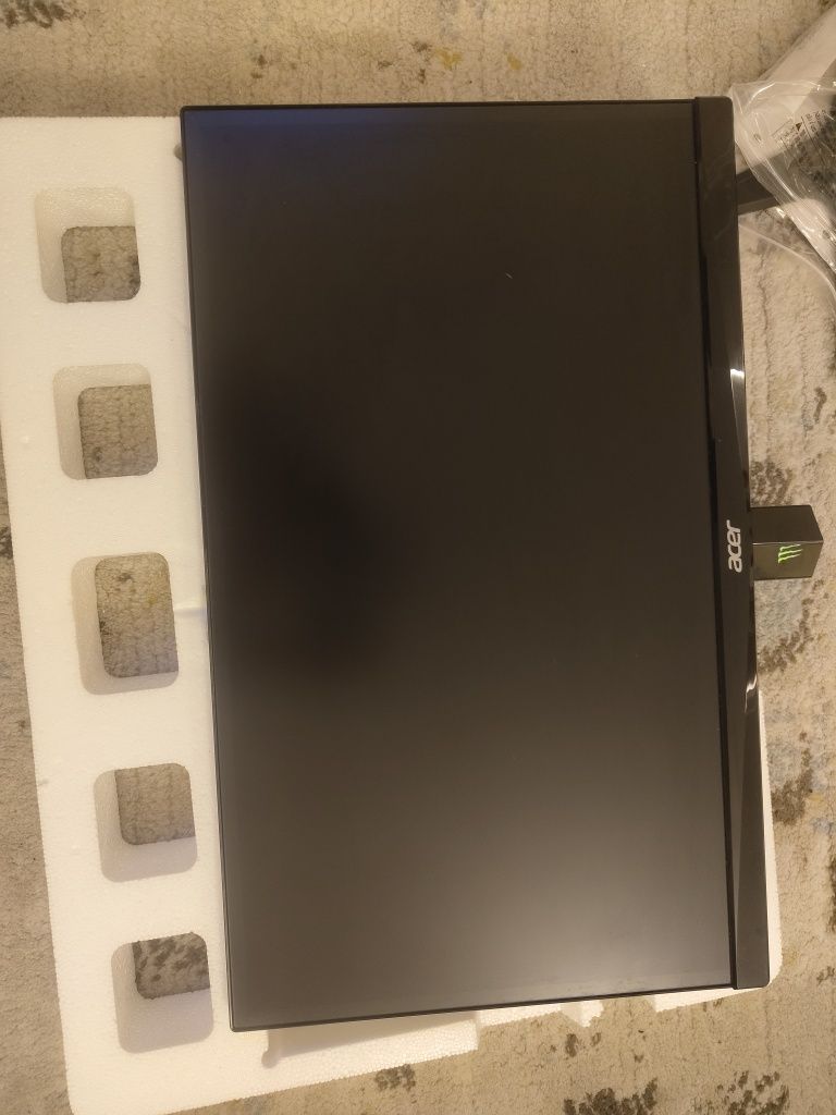 Продавам монитор Acer 60hz много добър работи перфектно
