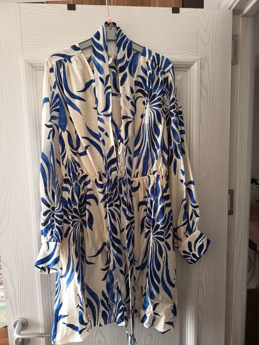 Vând rochie model floral