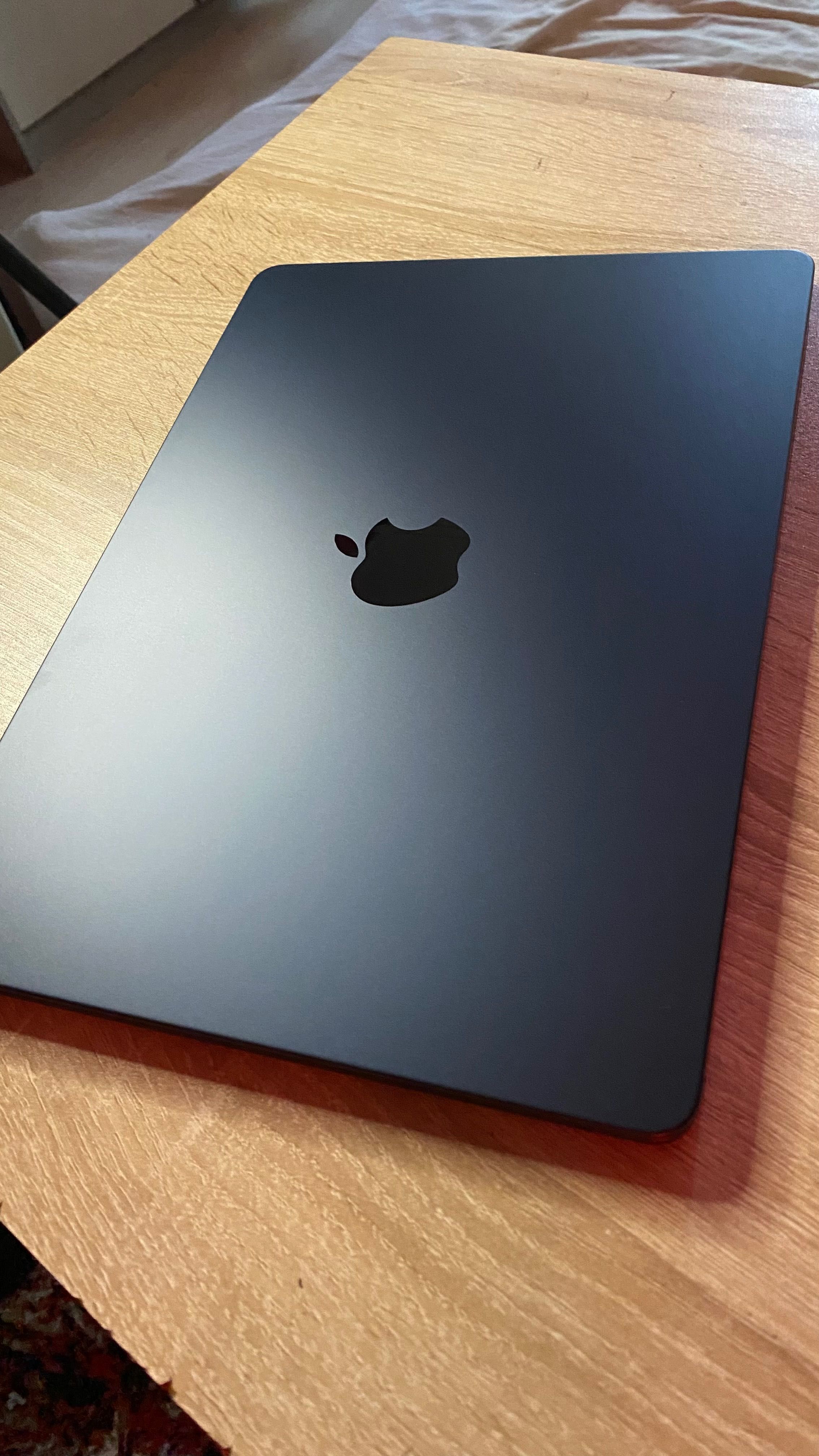 MacBook Air M2 2022 Midnight – Перфектен! 94% батерия! Като нов