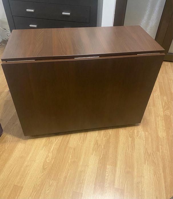 Vând masă pliabila cu scaune