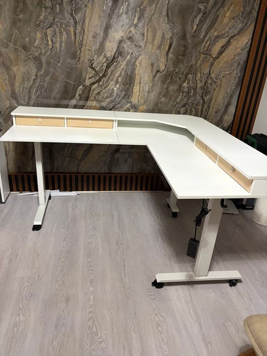 Регулируемо електрическо бюро