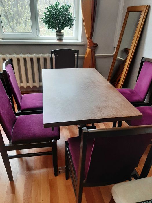 Стол гостинный и 6 стульев к нему.