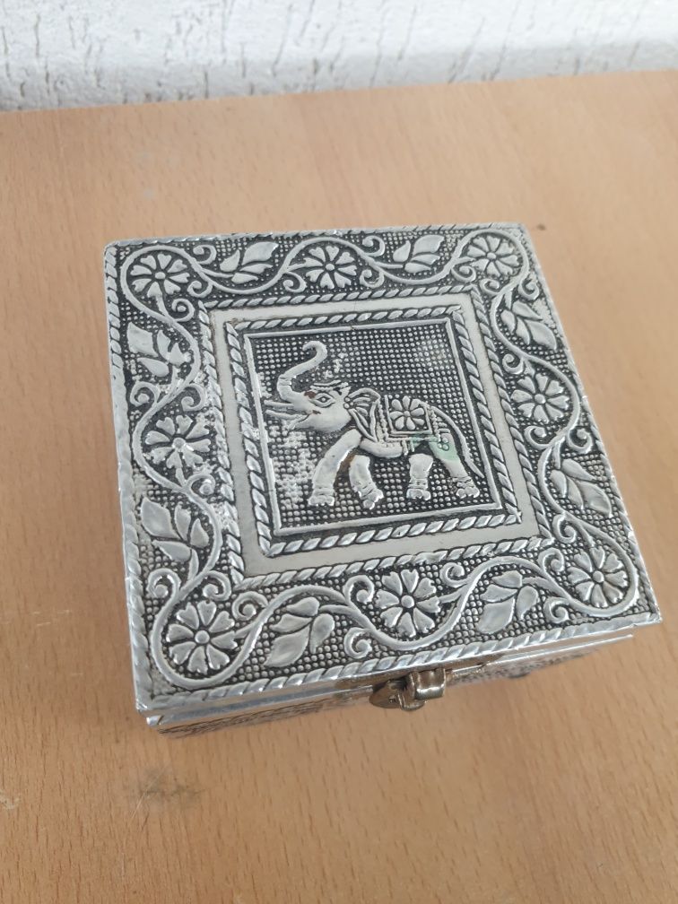 Cutie bijuterii veche metalica 10x10 cm pe 6 înălțime