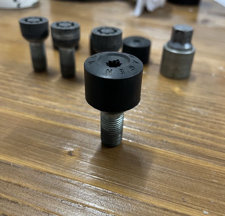 Prezoane antifurt roţi + cheie (compatibile VW Passat B8)