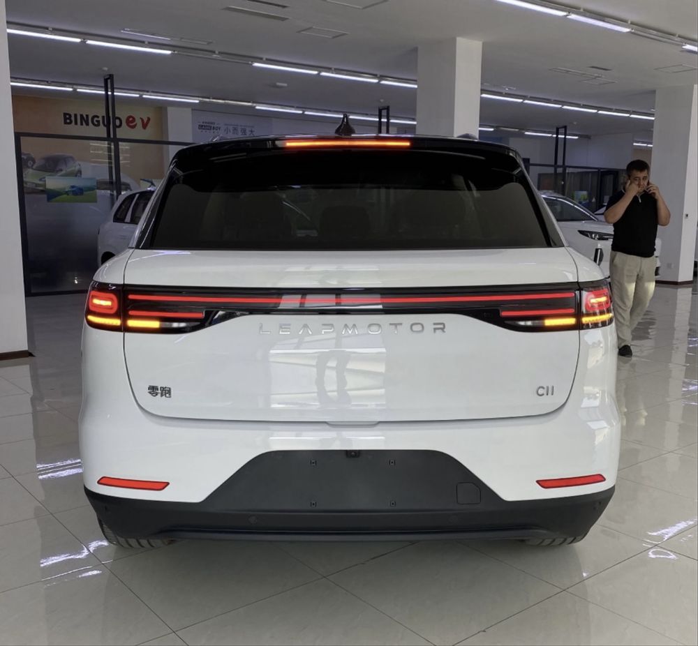 Leapmotor C11 elektr 580km dop opsiya oq va qora nalichida