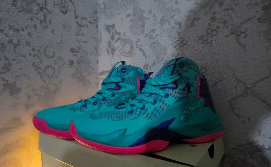 Продам новые баскетбольные кроссовки высокие(хай-топ). Размер 38.