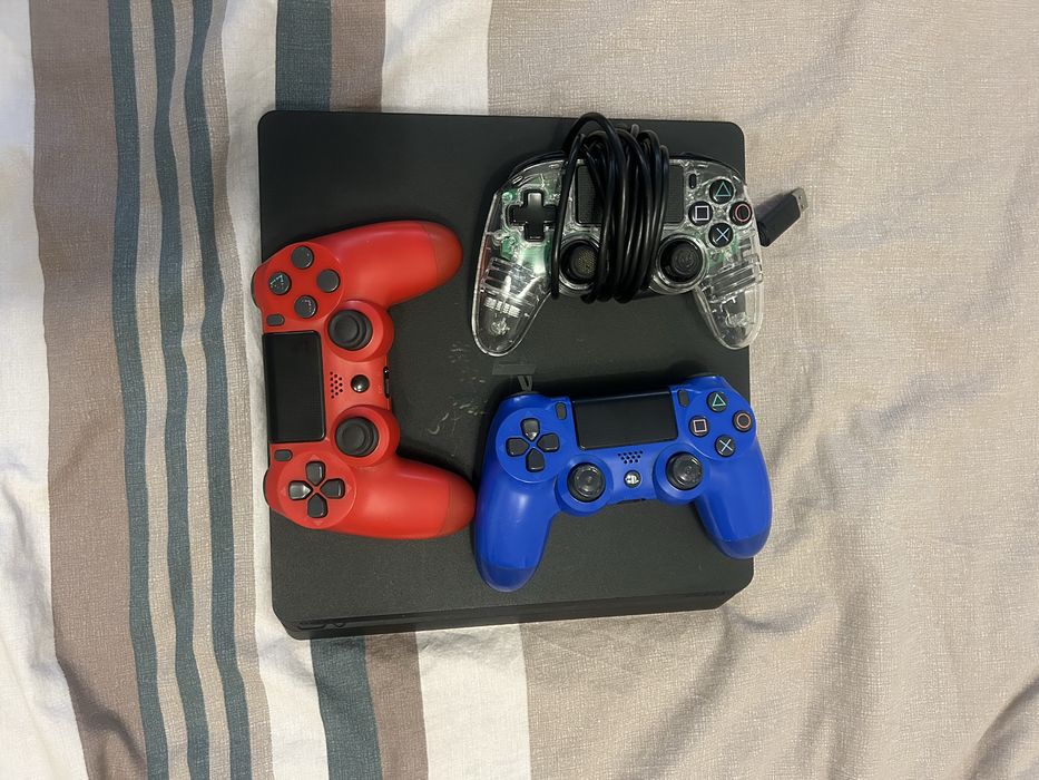 Ps4 с 3 конъролера запазен за годините си