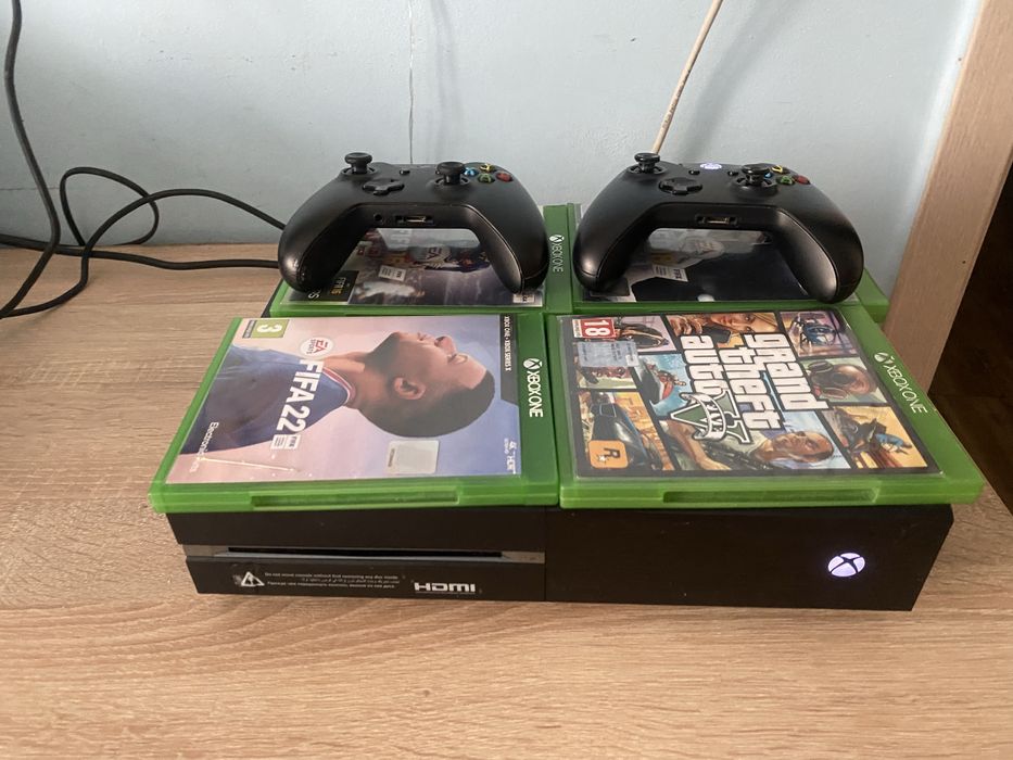 Vand Xbox ONE negru