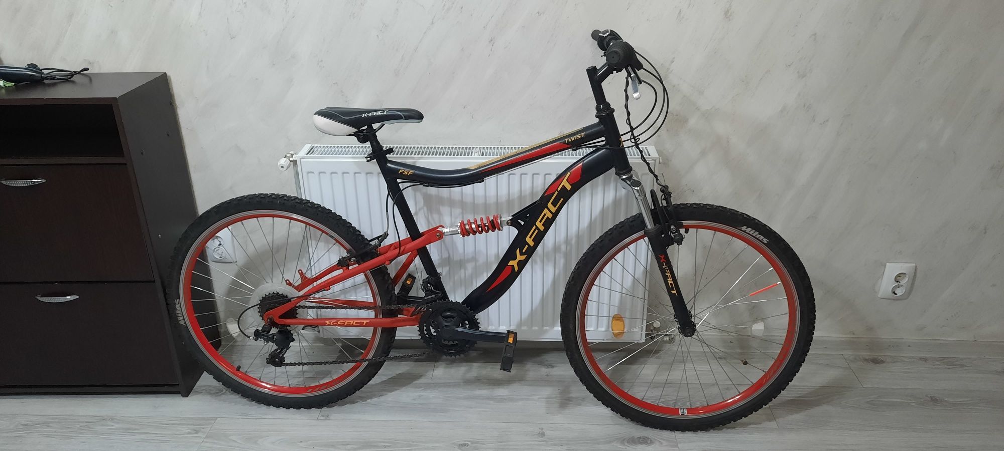 Bicicletă suspensii față și spate, roti de 26