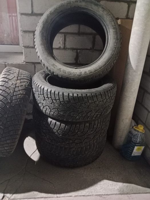 Продам шипы размер 205/55 R16 в отличном состояний. 40.000тн за 4шт