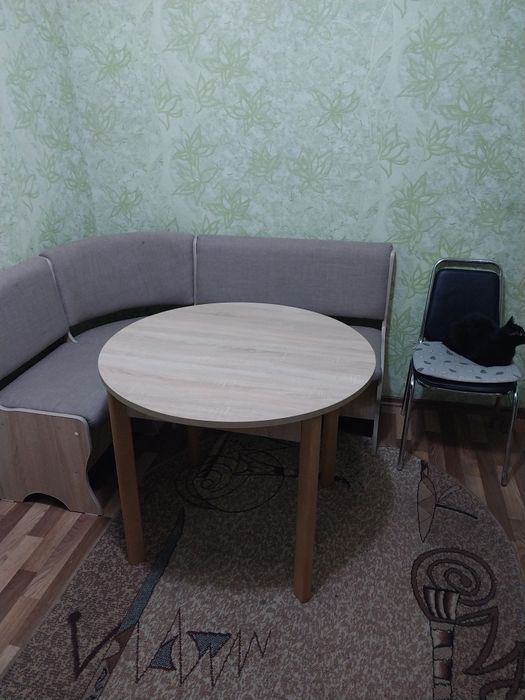 Обеденная зона , стол ,два стула , диванчик