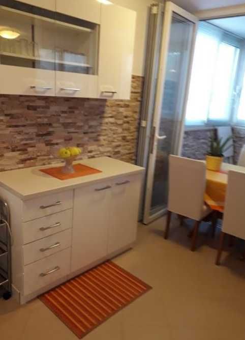 Дава се под наем Тристаен апартамент в Пловдив, Коматево - 90 кв.м за 377.4 € - Снимка #1