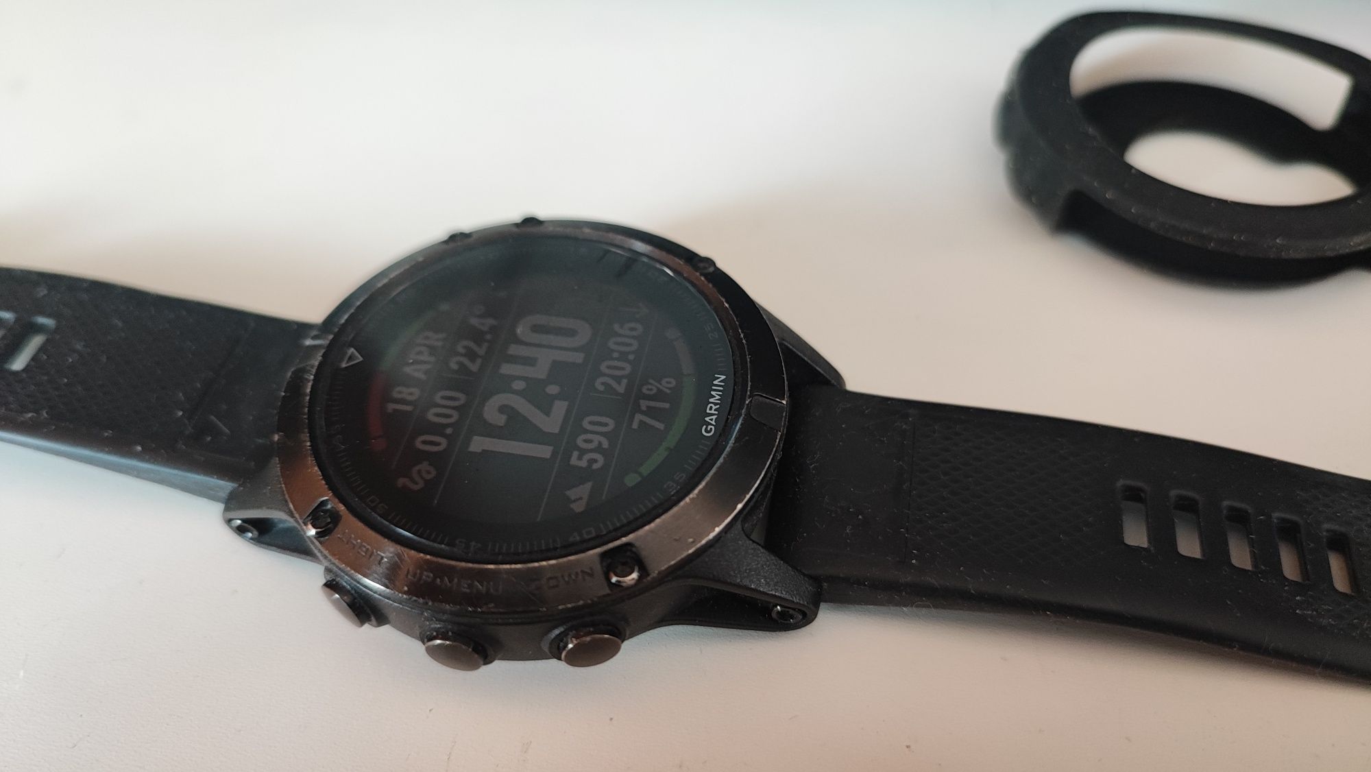 Продавам Garmin Fenix 5