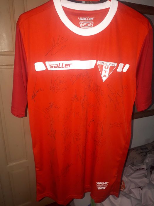 Tricou UTA ARAD cu autografe - Banii merg la un baiat bolnav
