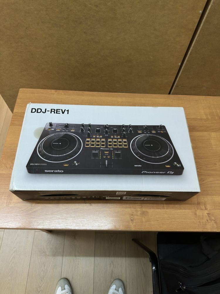 Контроллер Pioneer DDJ-REV1