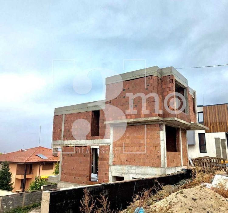 „3mo“ продава новострояща се луксозна къща, находяща се в с. Бистрица