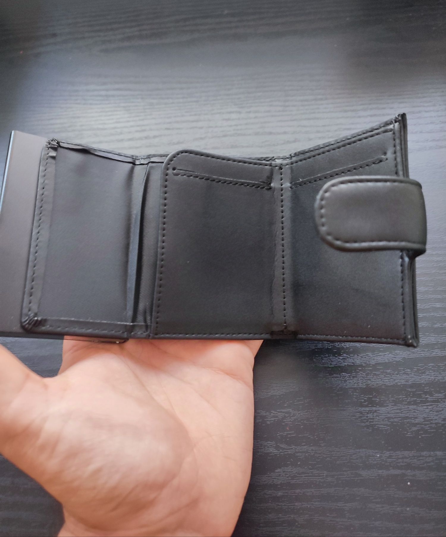 Portofel cu card holder inclus