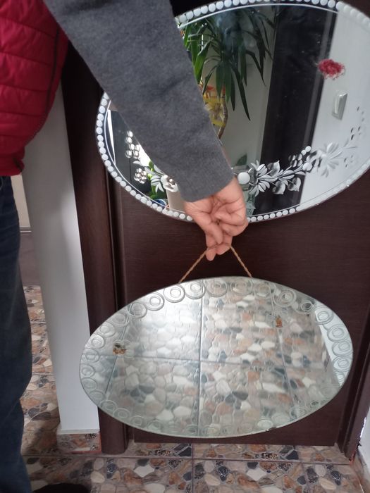 2 oglinzi de perete cu ornamente gravate, in stare foarte buna.