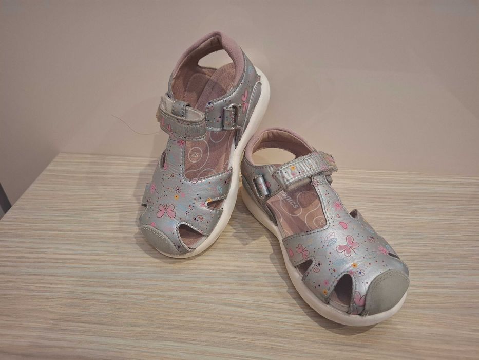 Обувки за момиченце.