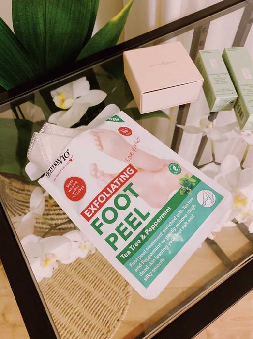 Derma V10 Пилинг и Хидратираща Маска за Крака 2 бр. за 10 лв.