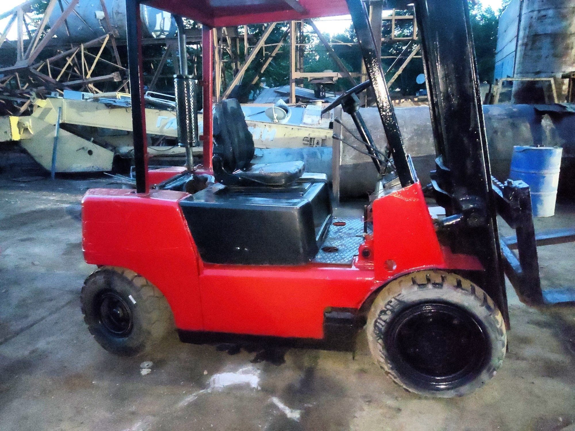 Продается погрузчик 3 тонник.