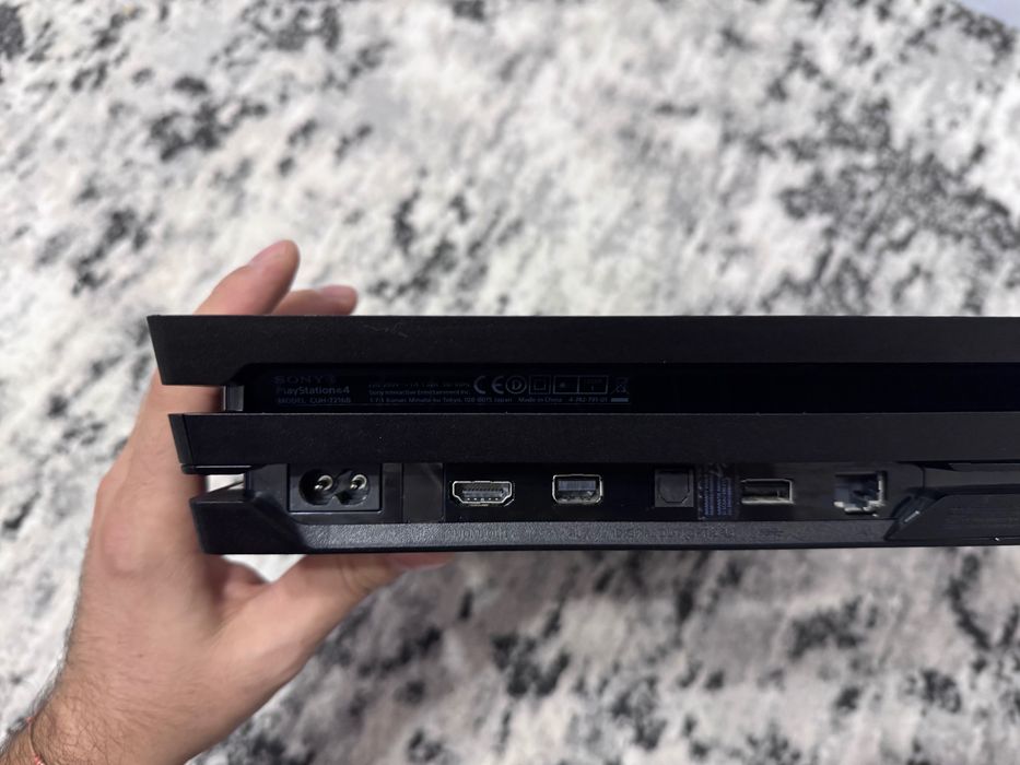 PS4 pro recondiționat cu o maneta și joc cadou.