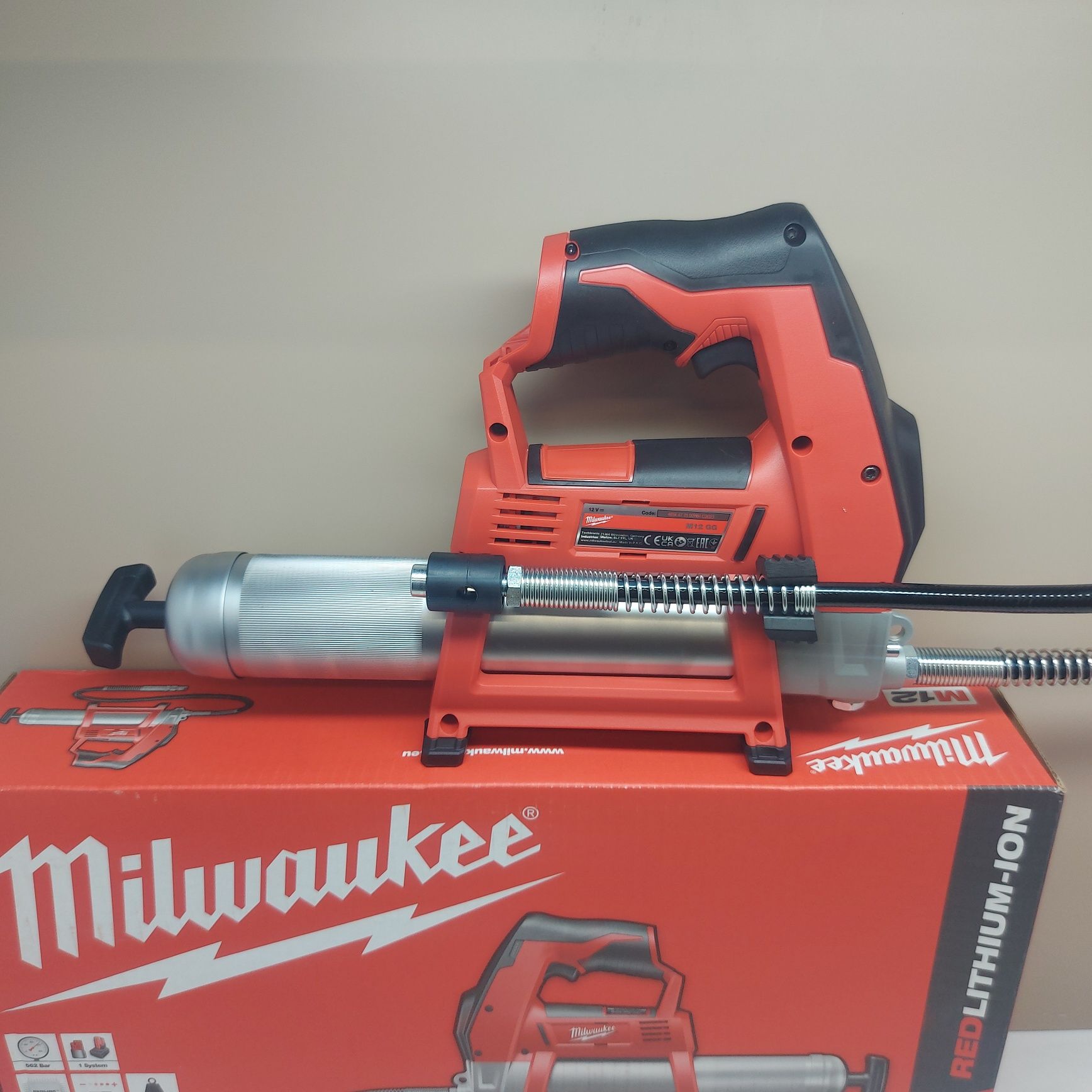 ПРОМОЦИЯ.Акумулаторна гресьорка Milwaukee M12 GG-0