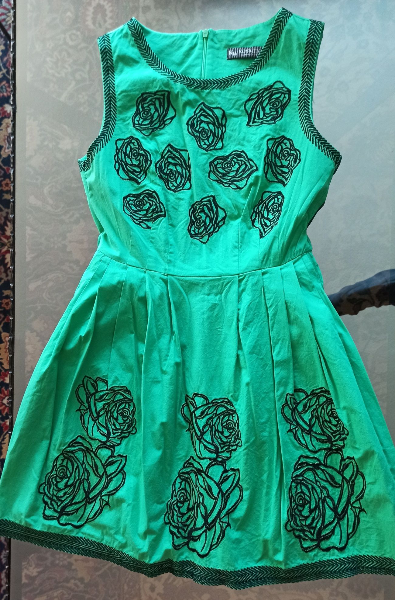 Продавам нова зелена рокля с бродерия от рози