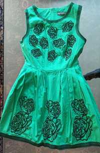 Продавам нова зелена рокля с бродерия от рози