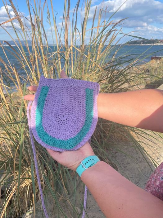 Мини плетена чанта на една кука, ментово и лилаво,с дълга дръжка