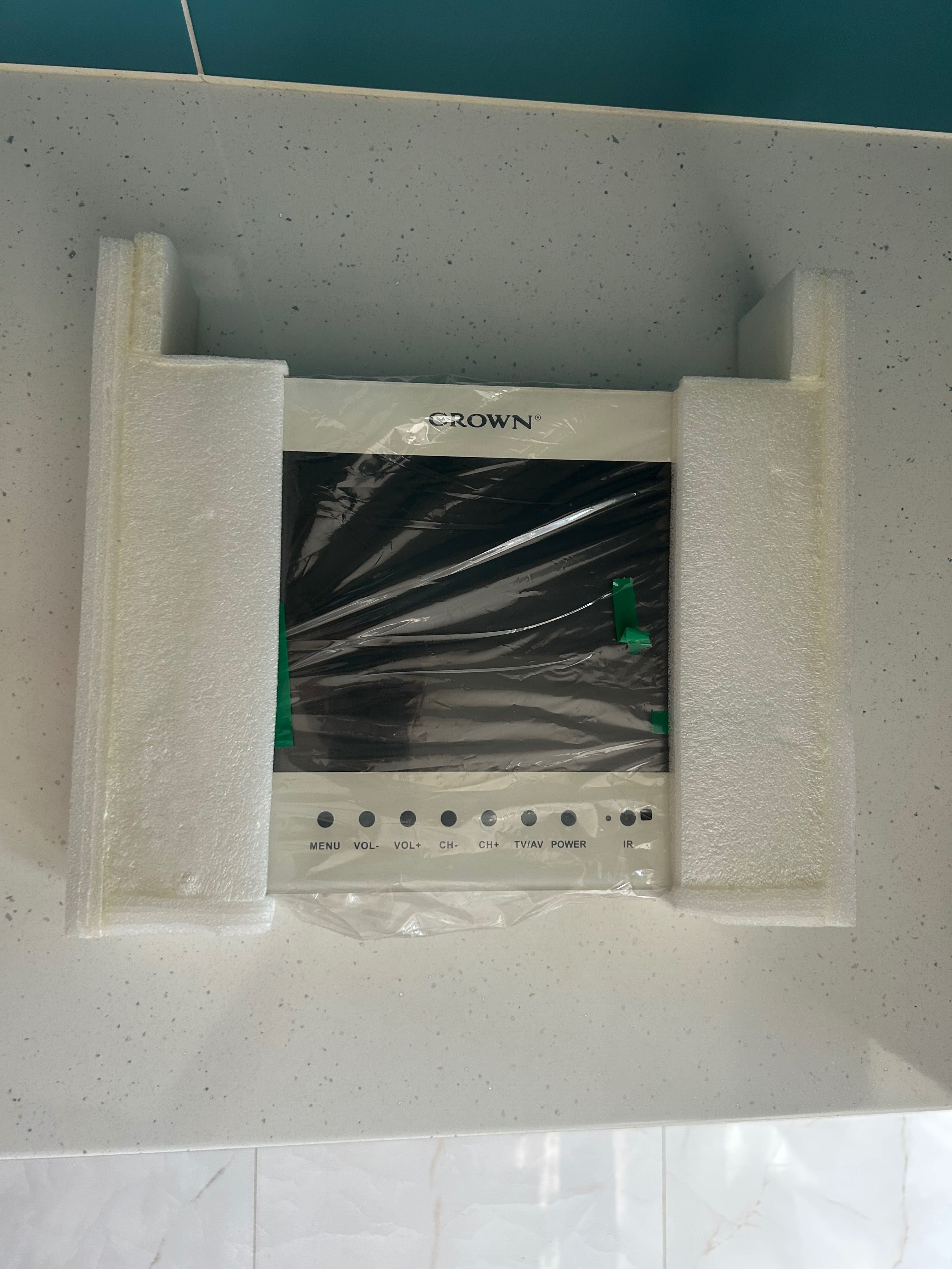 Crown 10.4″ Водоустойчив Телевизор – Идеален за Баня, Сауна, Кухня
