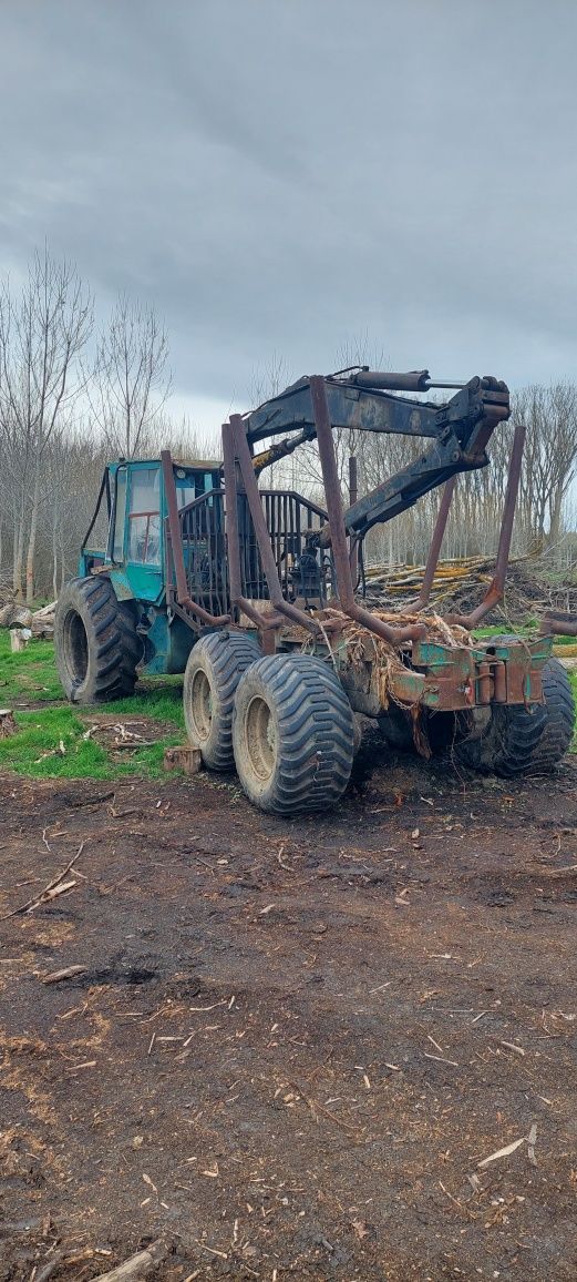 Vand sau schimb tractor forestier 6×4 cu macara