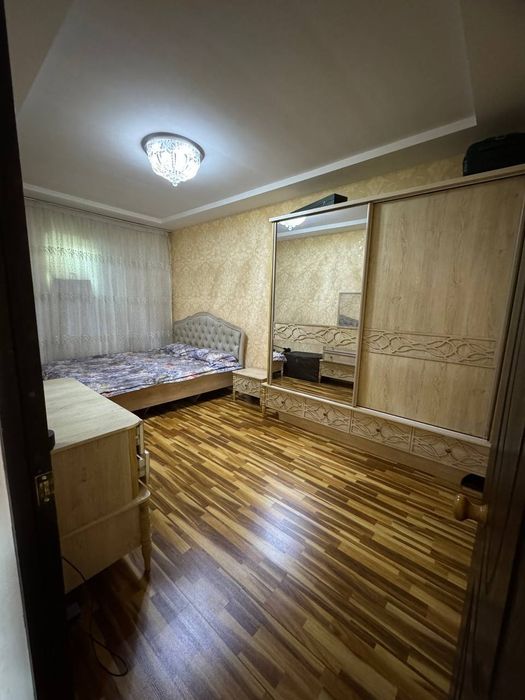 Srochno Qorasuv-6 da 2 xonali uy sotiladi.