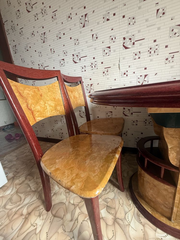Продается стол со стульями
