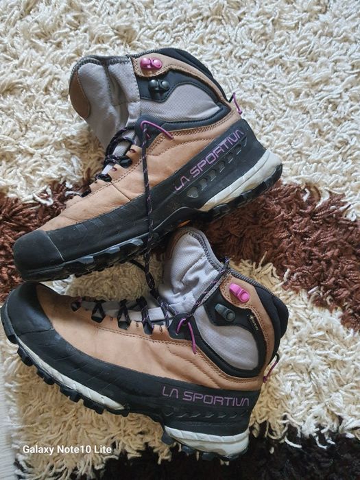 Vând ghete de mers pe munte la sportiva.