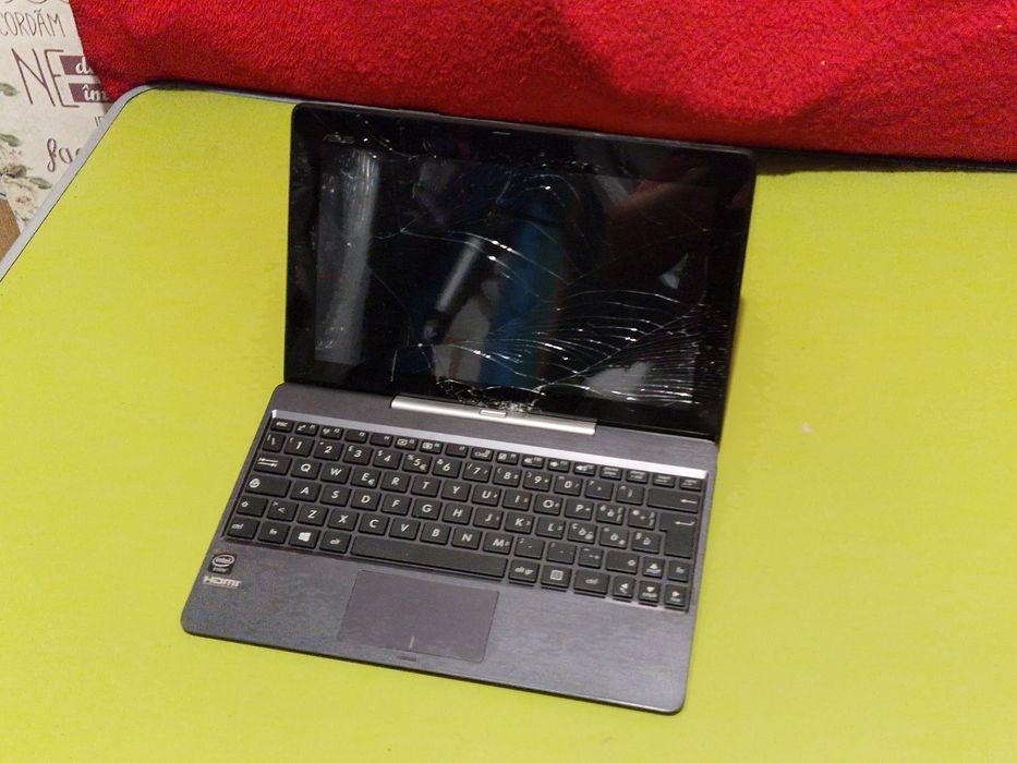 Laptop 2 in 1 - tableta cu display fisurat