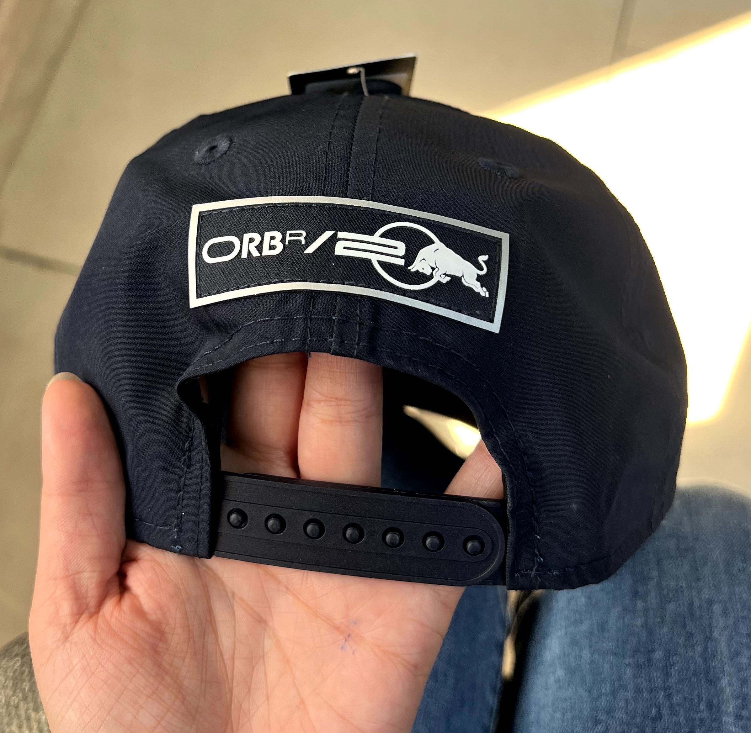 Продаю оригинальную кепку Red Bull Racing