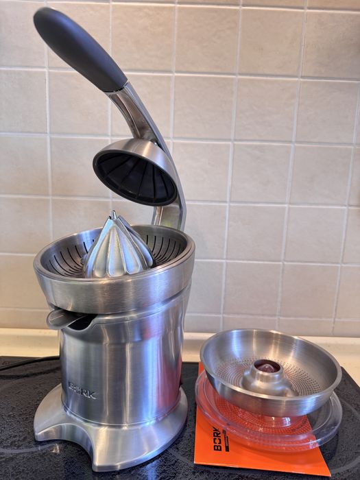 Соковыжималка BORK для цитрусовых в идеальном состоянии.