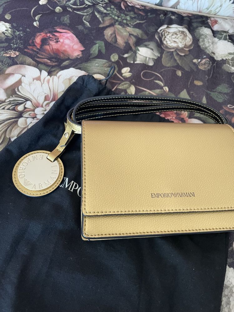 Златиста чанта Armani, много нежна и стилна, оригинална е.