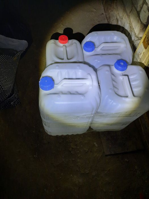 Канистры пластиковые продам