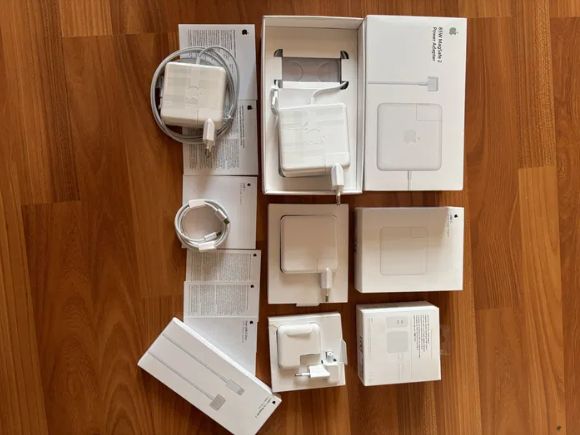 . на MacBook зарядник блок питания