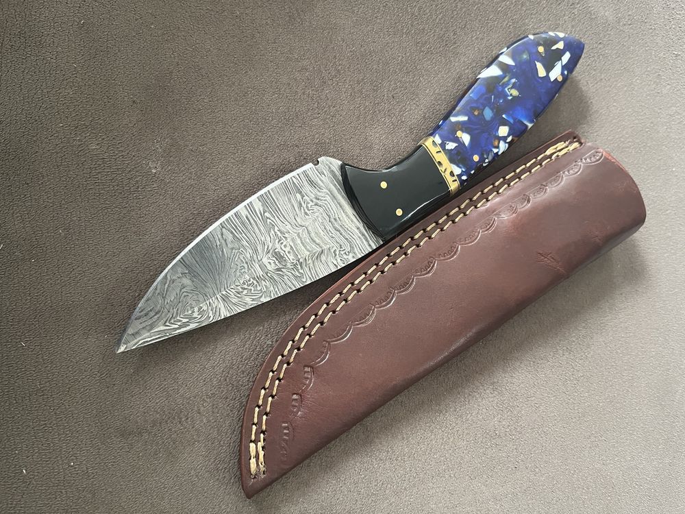 Ловен нож от Дамаска стомана дръжка смола и месинг кожена кания