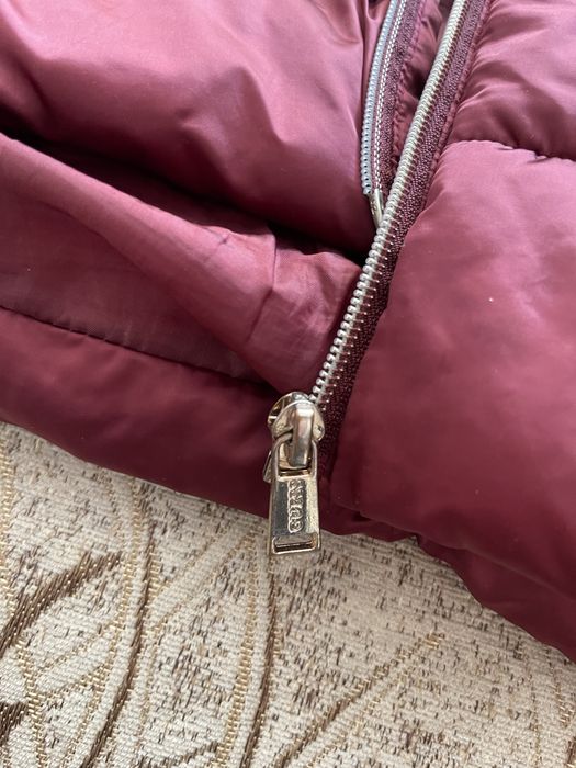 Geaca puf Guess vișinie cu glugă, mărimea S