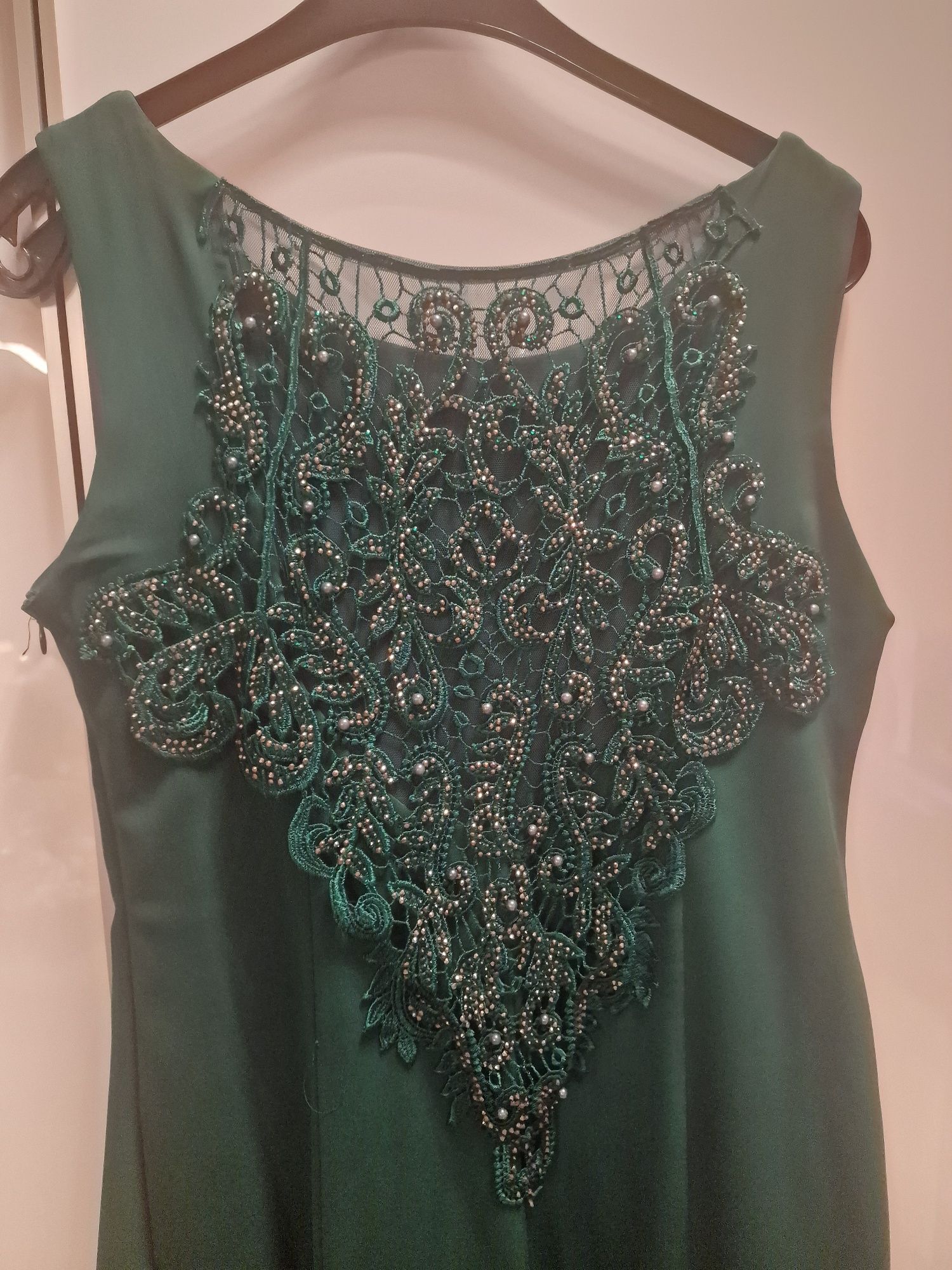 Vând rochie eleganta, mărimea M,culoare verde.