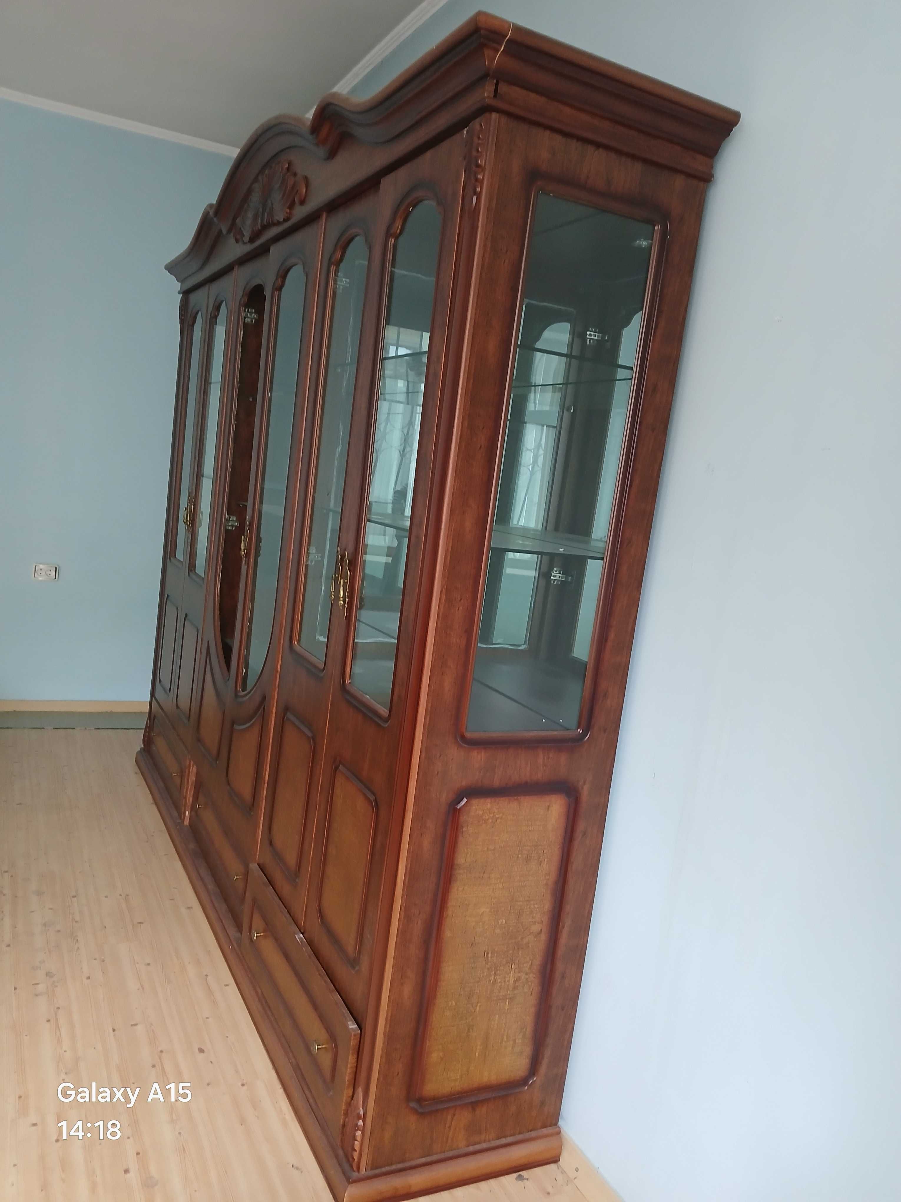 Продам на выбор два красивых сервант- шкафы