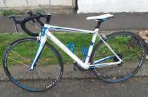 Vând bicicleta de șosea fără furcă